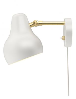 Weiße VL38 Wandleuchte von Louis Poulsen mit Messingdetails, schwenkbarem Arm und Kabel für die Wandmontage.